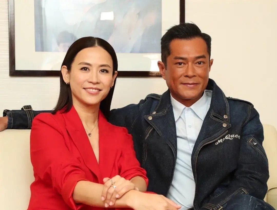 宣萱一身红色和古天乐出席活动,郎才女貌好般配