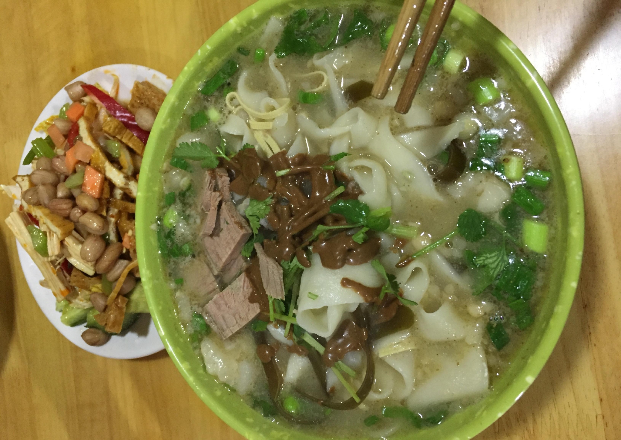 河南人吃芝麻酱香扶沟烩面一个字真中