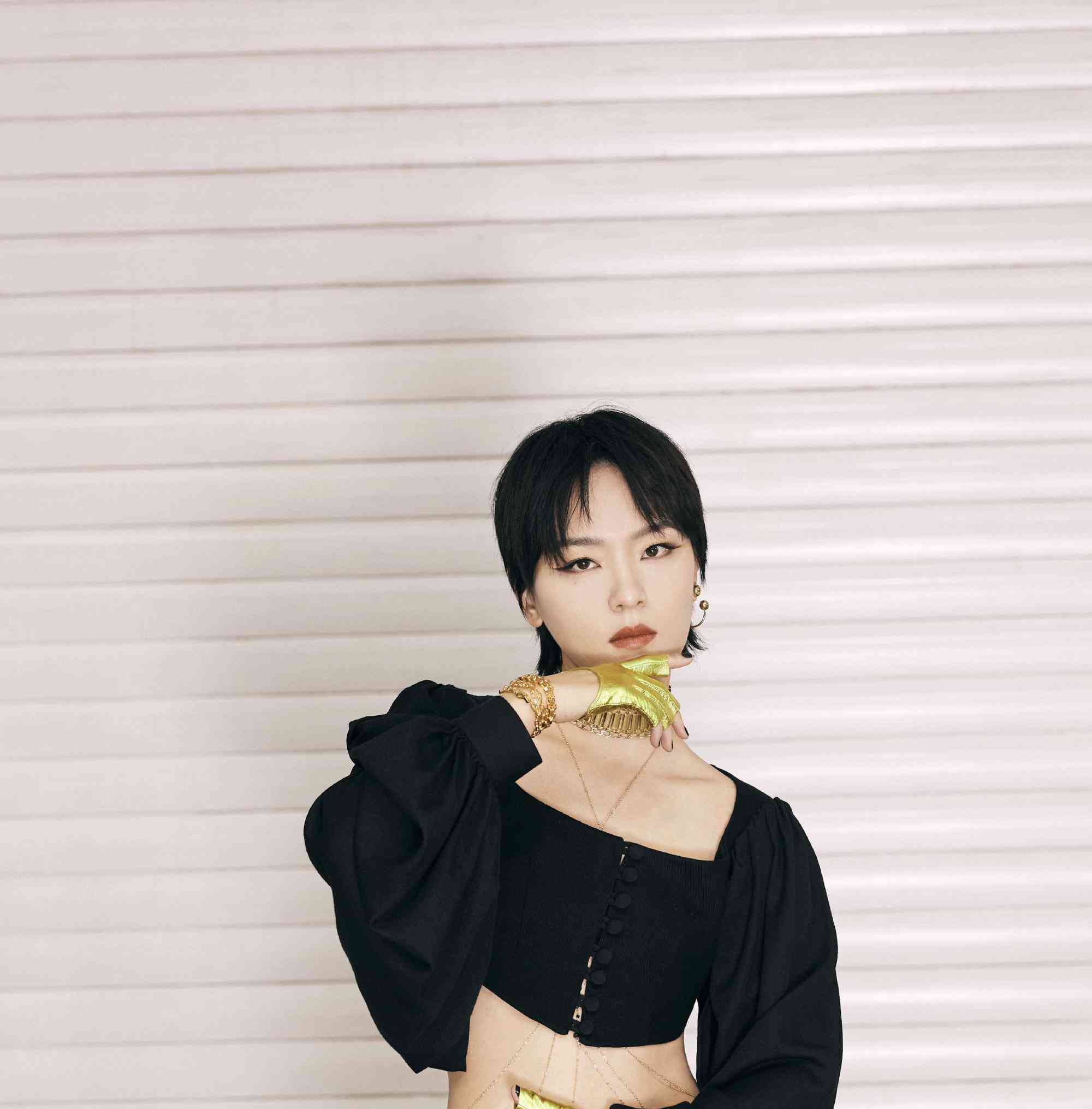 同是酷帅风露脐设计,周笔畅杨丞琳谁更飒浪姐决赛夜一拼高下