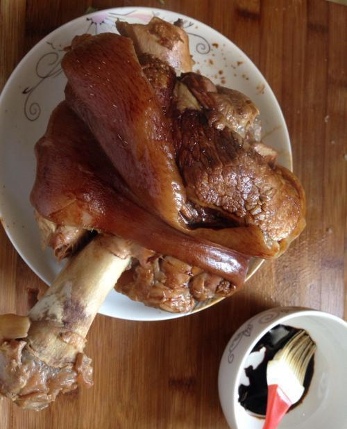 猪肘子怎么做大厨注意这两点肥肉不腻瘦肉不柴