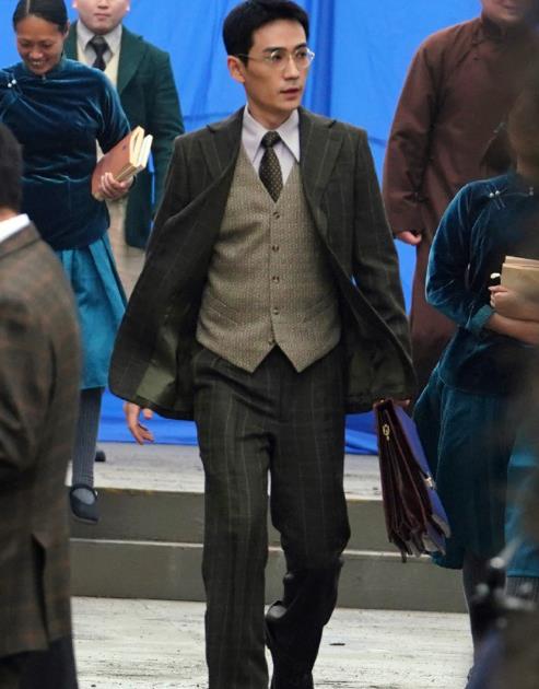 朱一龙新剧开拍惹关注,西装界的大佬,挑战民国风情自有一套