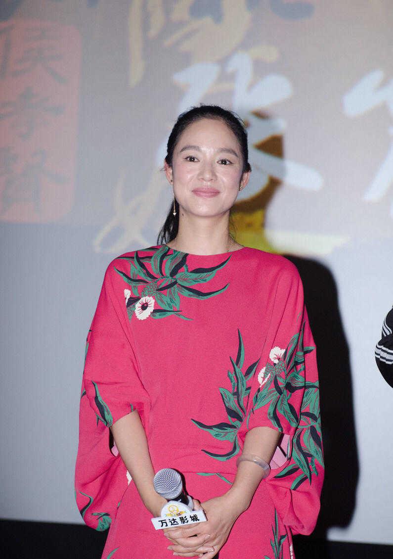 姜文老婆周韵很"贵气",穿玫红色连衣裙配高马尾,优雅更大气_高清图集