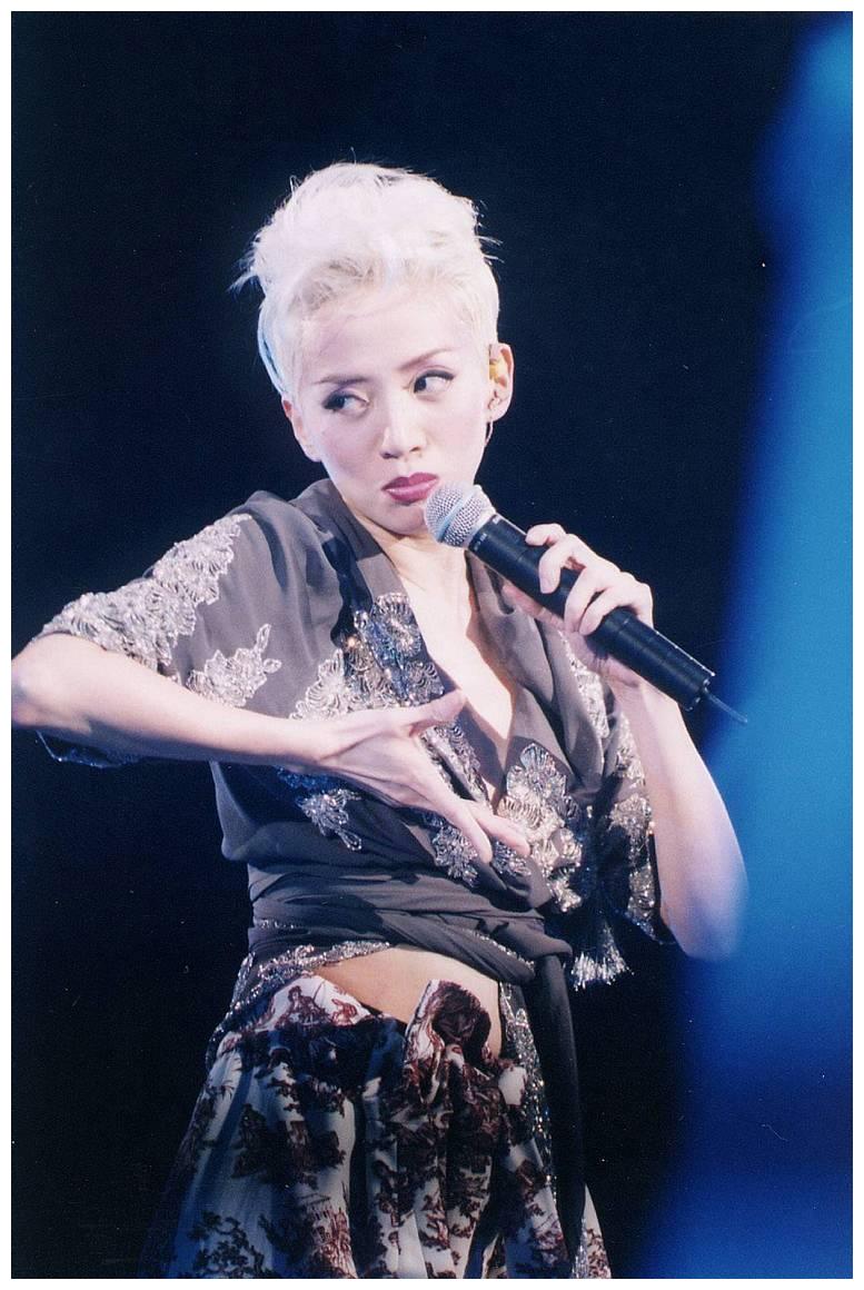 梅艳芳舞台上"风情万种",穿上婚纱真漂亮,没想到成了告别造型