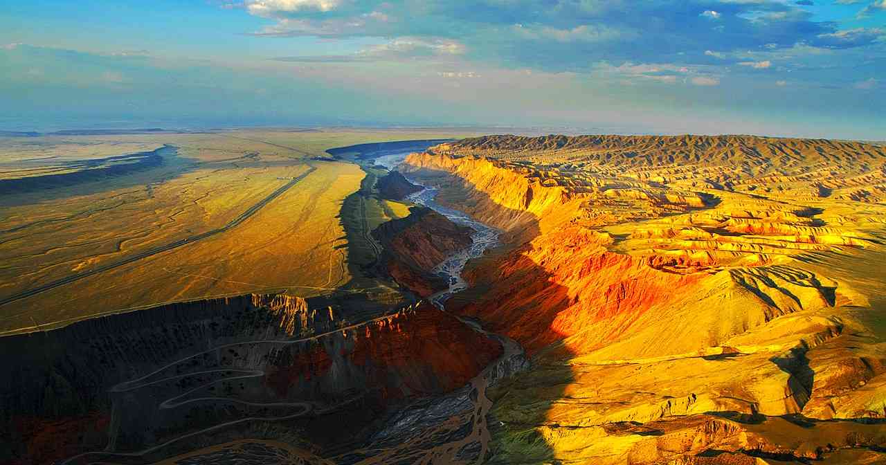 安集海大峡谷规模宏大以伞形向北张开堪称地质奇观