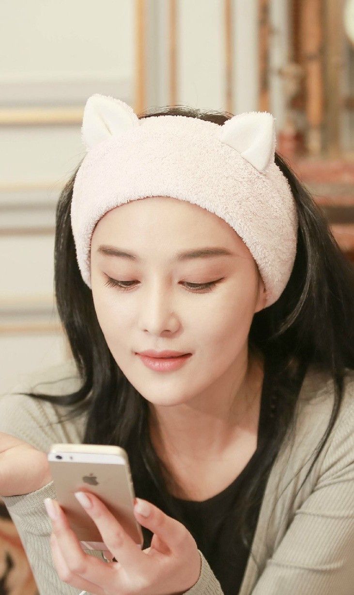 张馨予美照,时尚红唇配上嫩枝的脸蛋,美的很惊艳