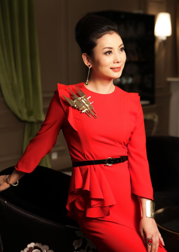 朱军51岁妻子谭梅太嫩,甜笑卖萌如少女,尖下巴不输网红