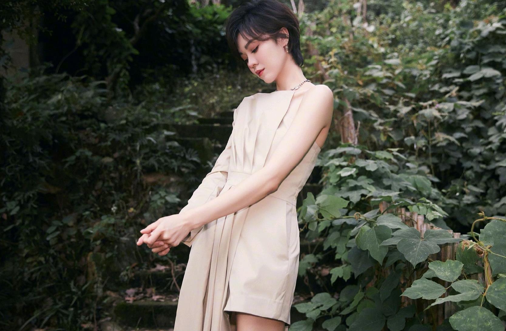 郁可唯穿卡其色连衣裙配短发,精致可人
