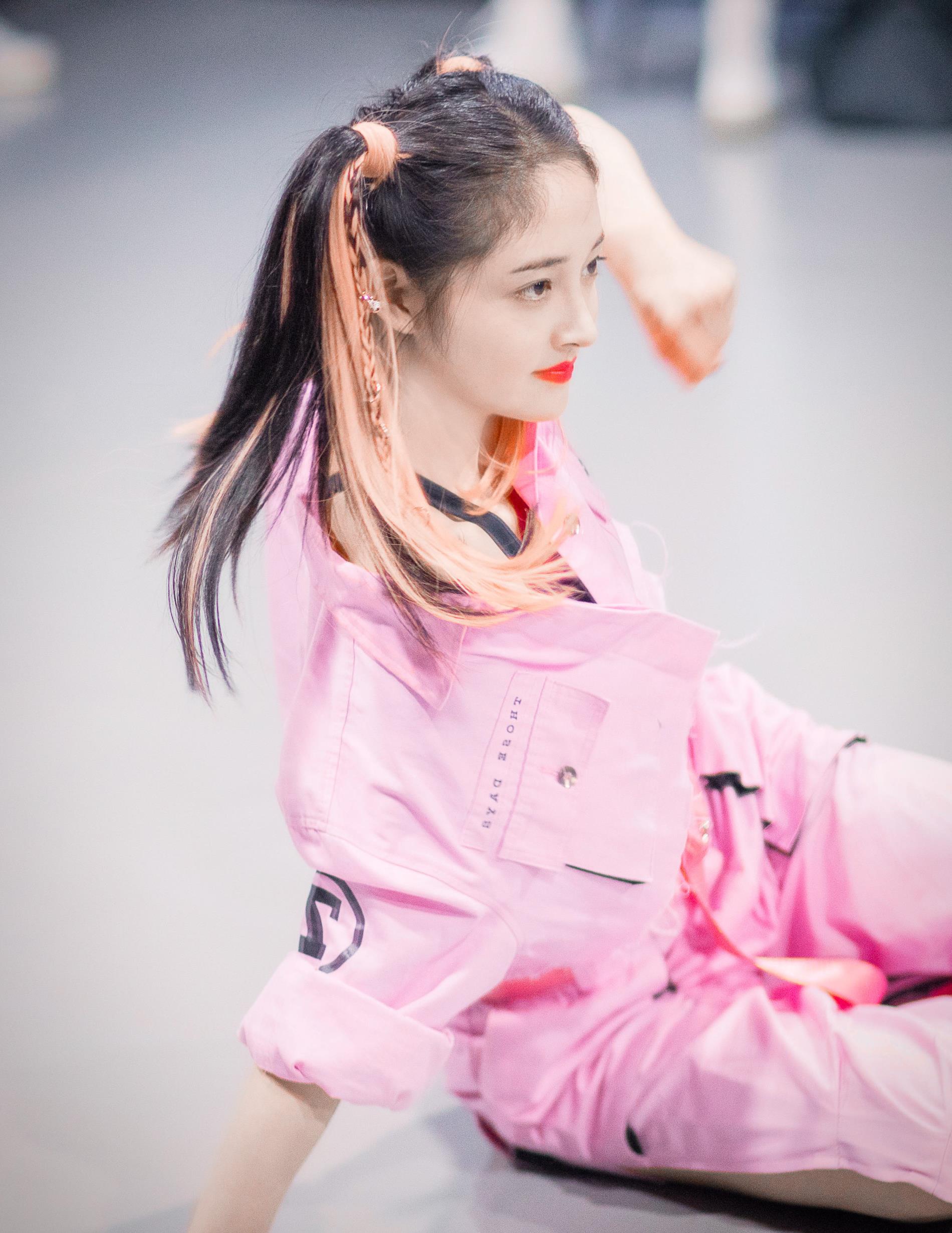 周洁琼粉色穿搭——甜美可爱,是甜心女孩没错了!__财经头条