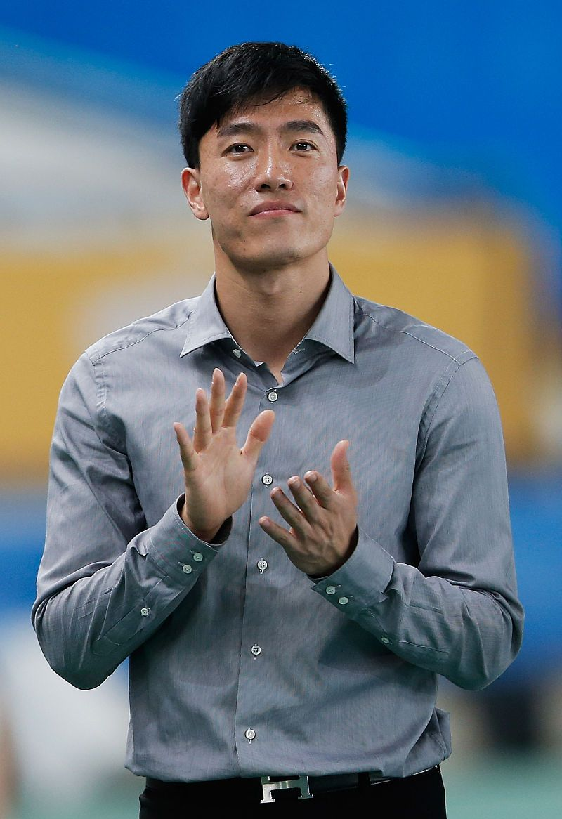 刘翔退役后也不忘保持身材,穿上西装看着真挺拔,挺让人羡慕的_高清