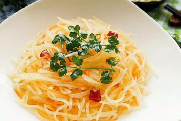 炝炒土豆丝是一道家常菜肴许多朋友都爱吃想想都流口水