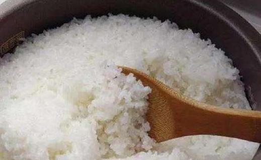 蒸米饭老粘锅怎么办大厨教你一招米饭粒粒饱满再也不粘锅