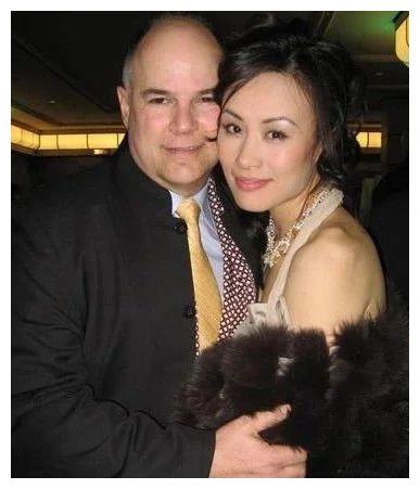 邬君梅就是这样一个人,可以用内外兼修来形容.