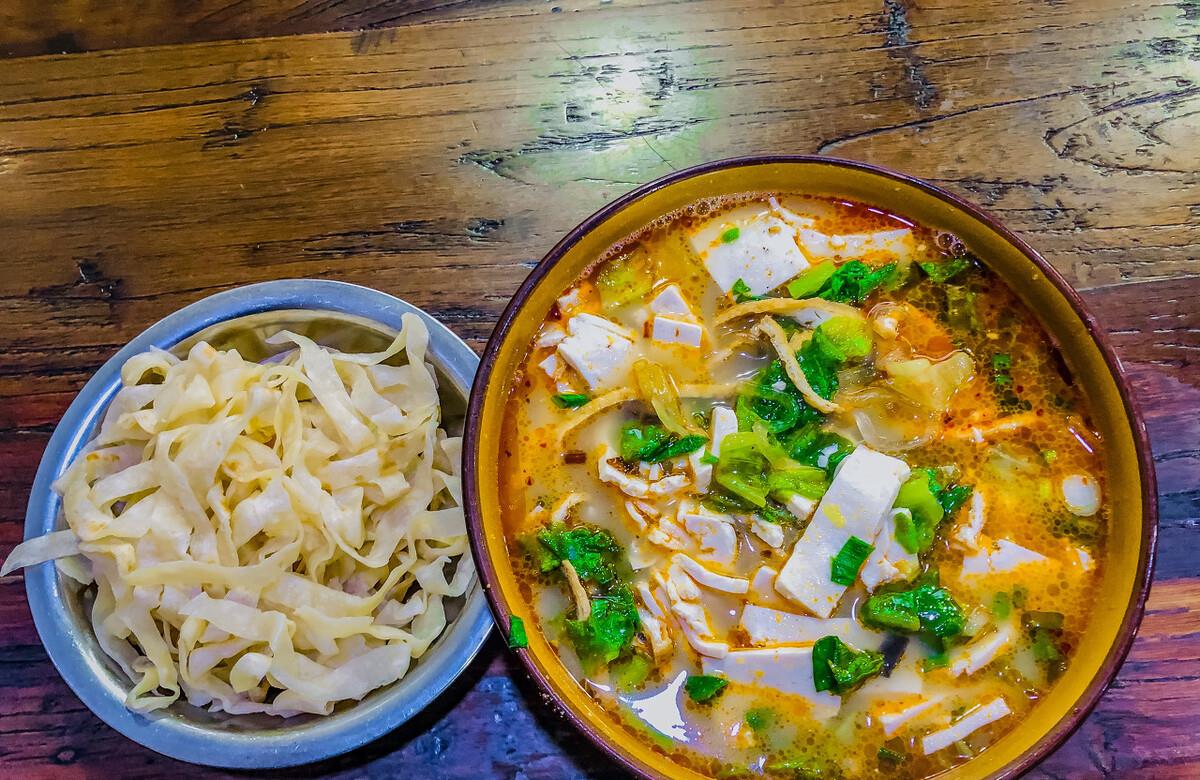 洛阳豆腐汤里放小白菜.韭菜,是不翻汤的灵魂,让不翻汤鲜活灵动起来.