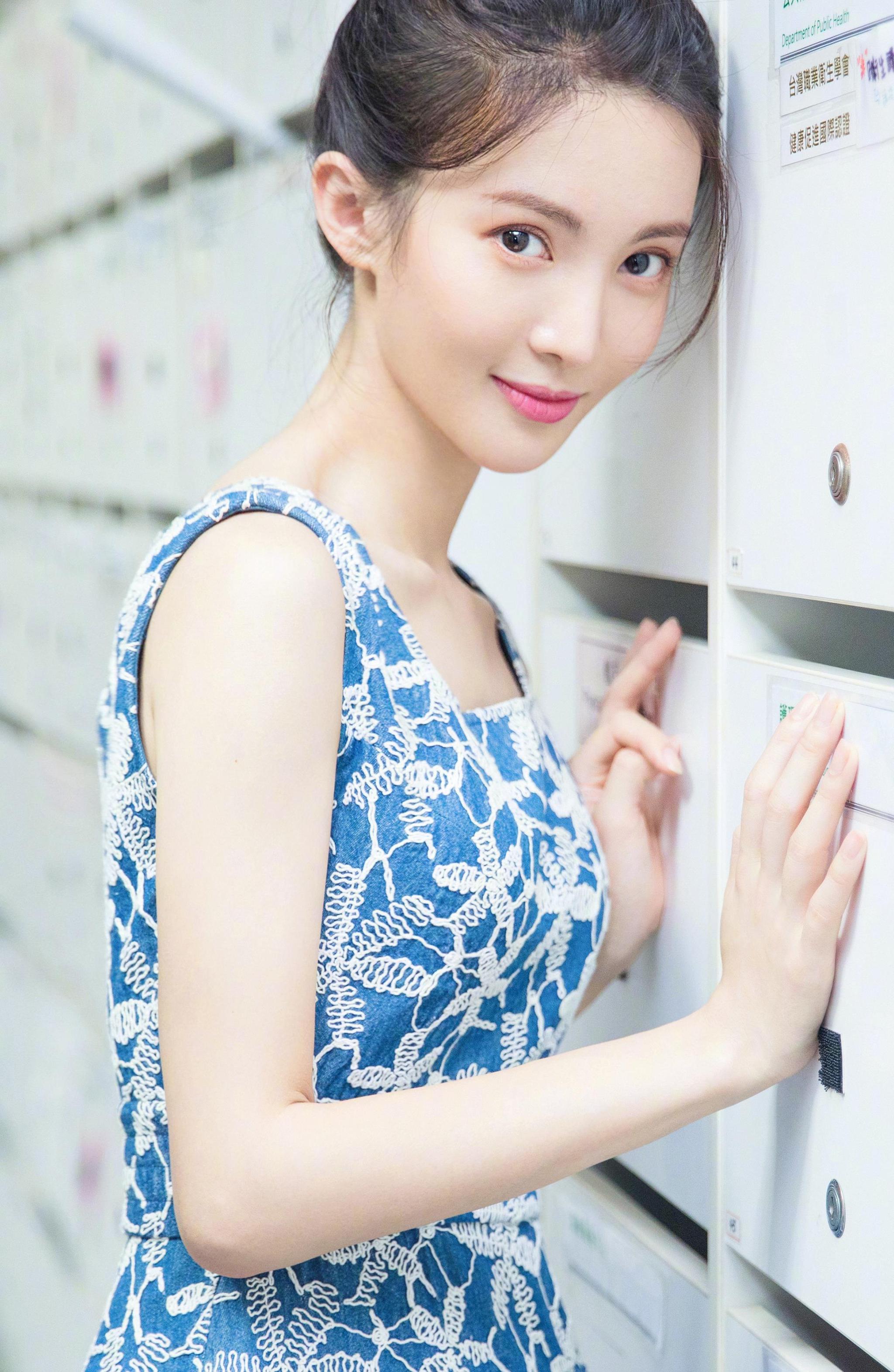 气质恬静的金晨穿裙子美出了自己的风格大方又亮眼