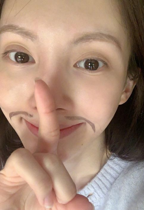 金晨怼脸自拍毫无包袱贴眉失败却暴露好皮肤白皮无瑕似婴儿肌