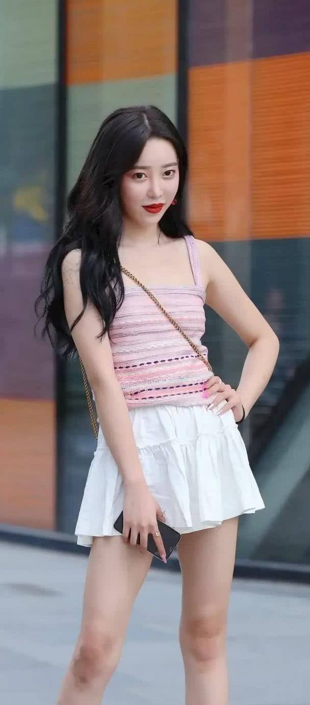 街拍:小姐姐粉色吊带搭白色短裙,青春活力