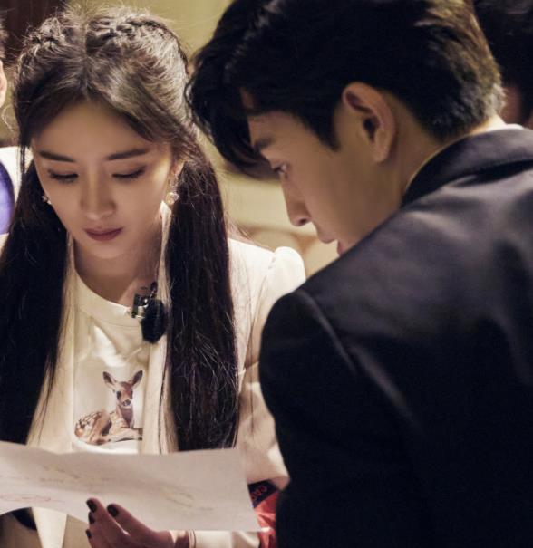 密逃邓伦说出理想型身高体重精准代入杨幂队友表情亮了