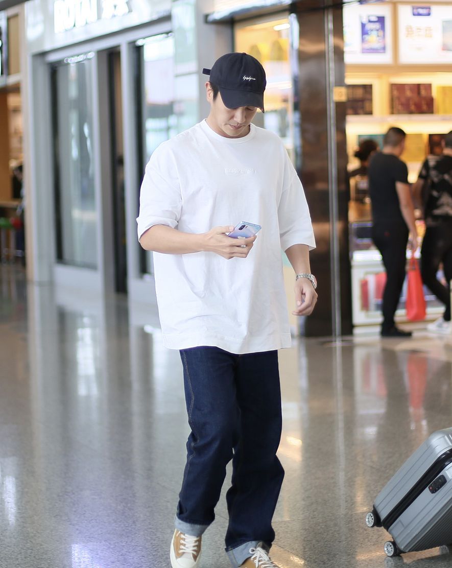 杜江街拍:白t恤牛仔裤帆布鞋 阳光帅气_高清图集_新浪网