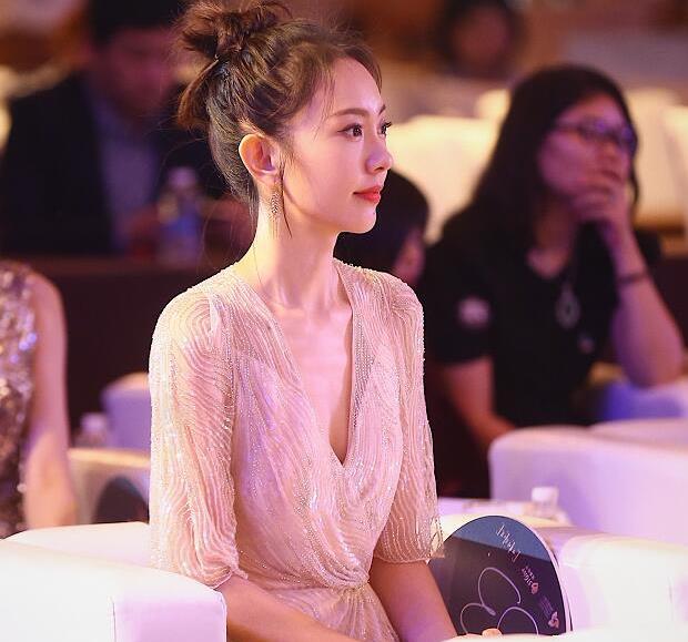 孙耀琦身材苗条面容姣好美人一个