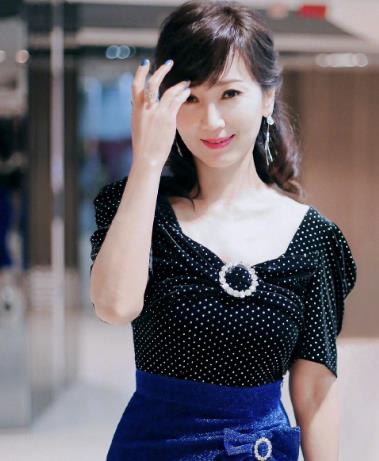 有种“最潮奶奶”叫赵雅芝，学女团穿韩式泡泡袖，65岁还扮嫩？