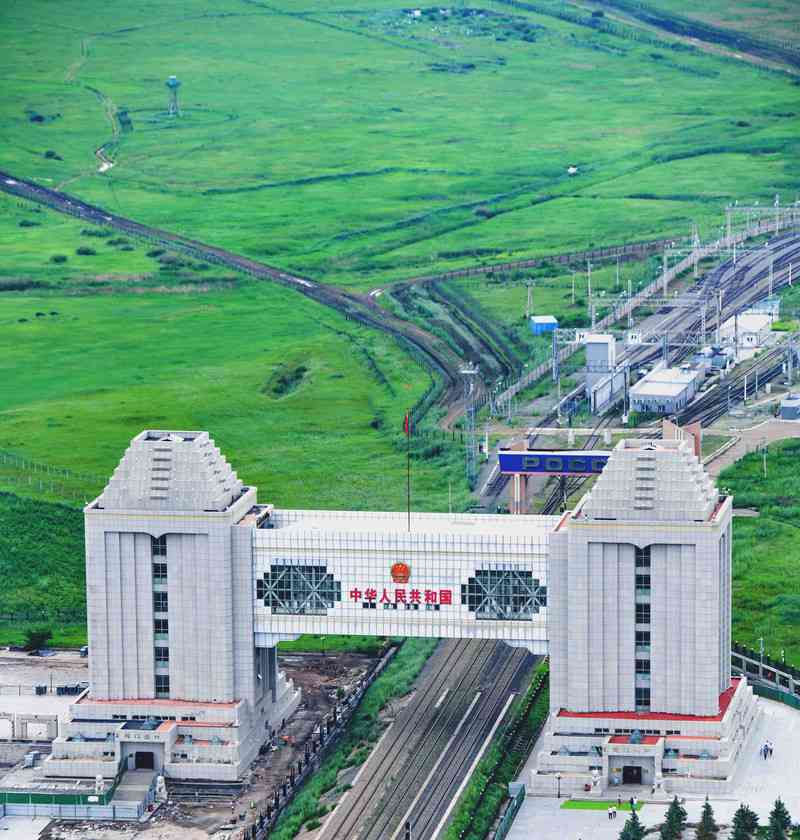 3/ 9国门庄严肃穆,在国门乳白色的门体上方嵌着"中华人民共和国"七个