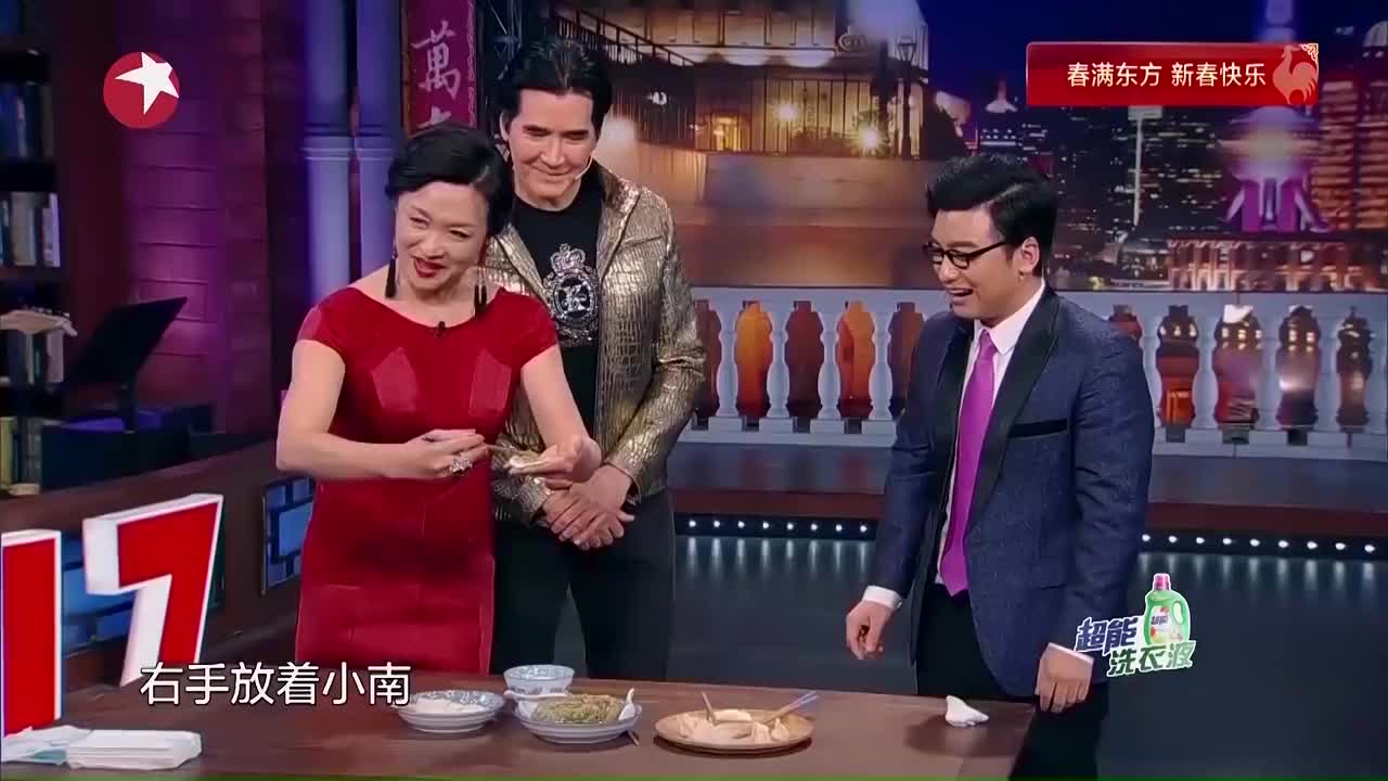 沈南给费翔示范包饺子,这身高差沈南是真矮,哈哈哈!