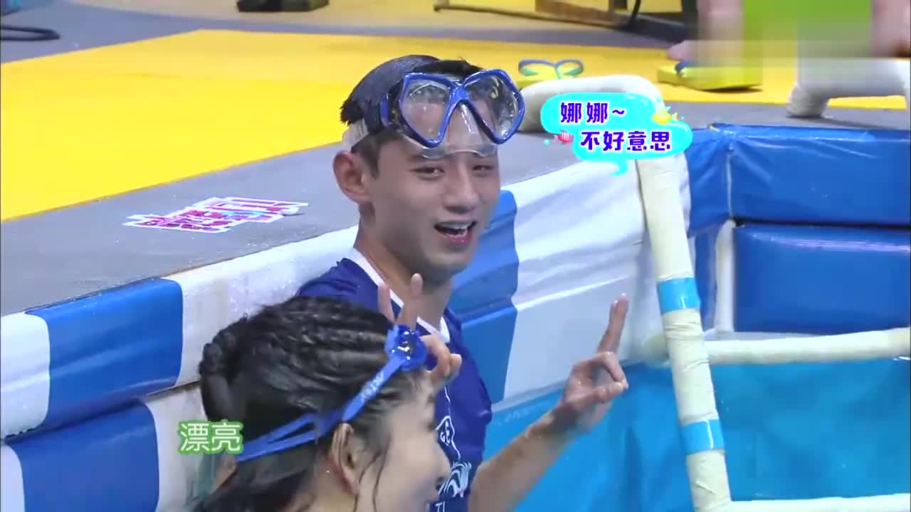 维嘉董大力比赛游泳,大力依靠腿长领先,而维嘉开启了人工小马达