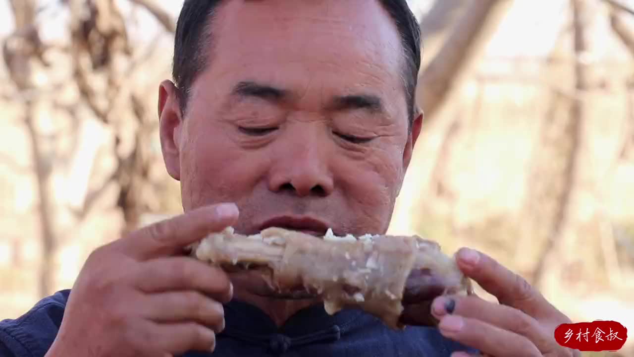 天冷请兄弟们来吃"手抓羊肉",带皮羊肉直接下手抓着吃,真过瘾