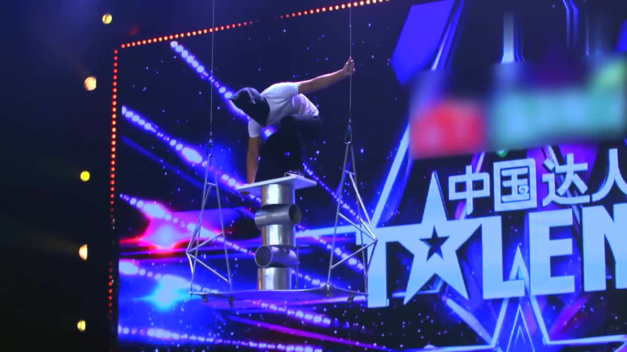 中国达人秀 小伙蒙面挑战秋千晃管 超高难度让杨幂都捏了把汗 中国达人秀 小伙蒙面挑战秋千晃管 超高难度让杨幂都捏了把汗