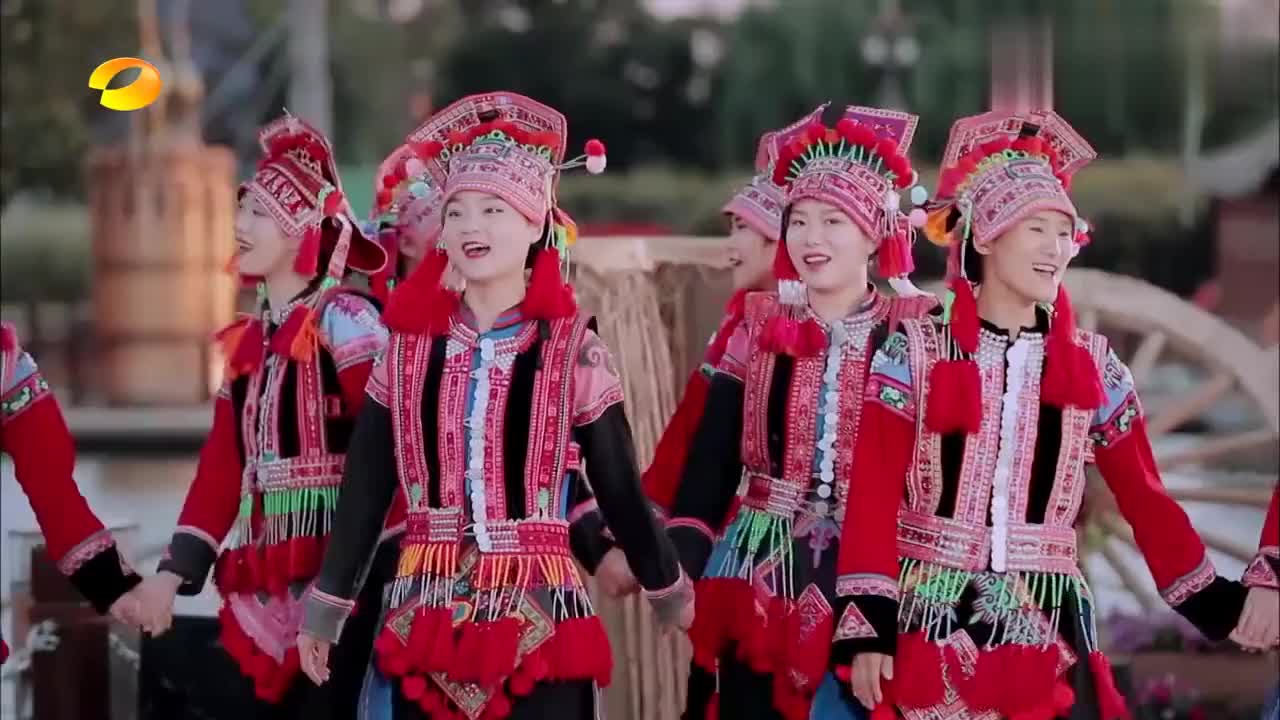 彝族居民献舞花腰歌舞,异域风情民族特色满满,一开场就嗨爆了