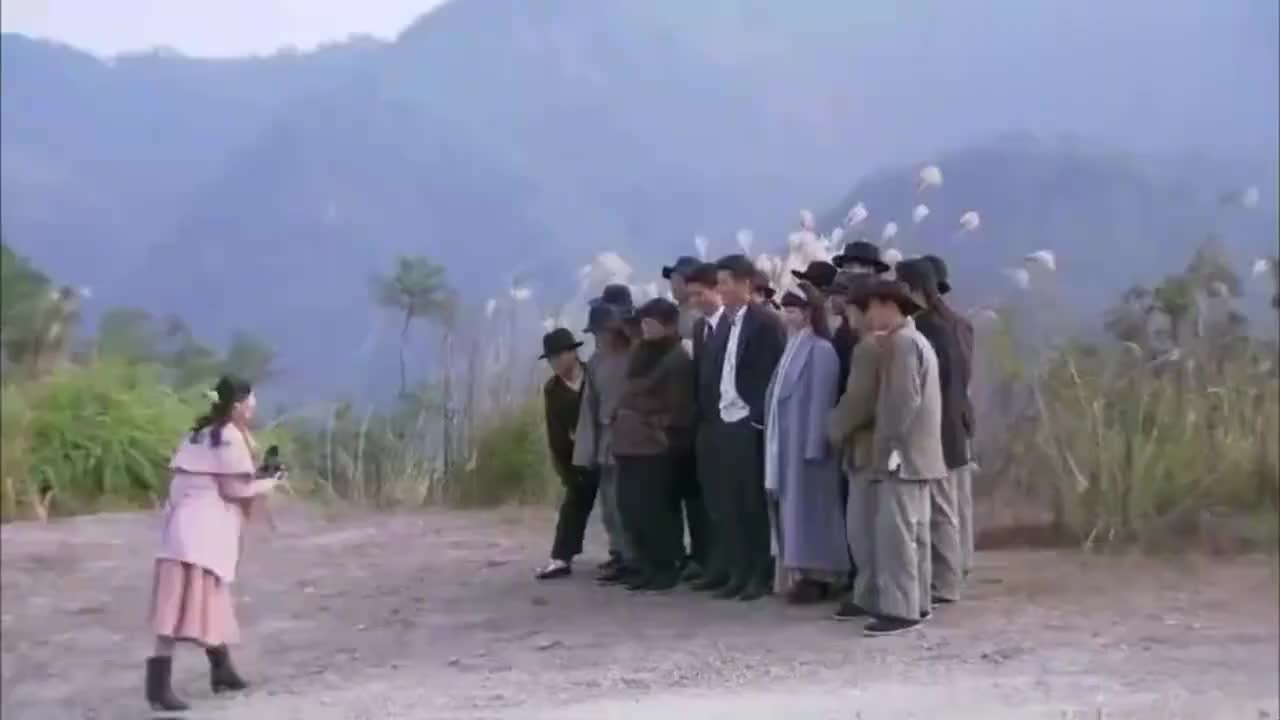 箭在弦上 日本人让美女帮忙拍照 没想对着他们的是枪 一个不剩