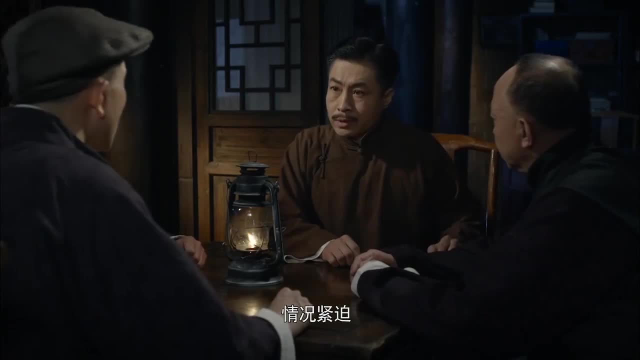 兄弟地下党饭店接头碰到汉奸巡查下秒一桌赌局搞平汉奸