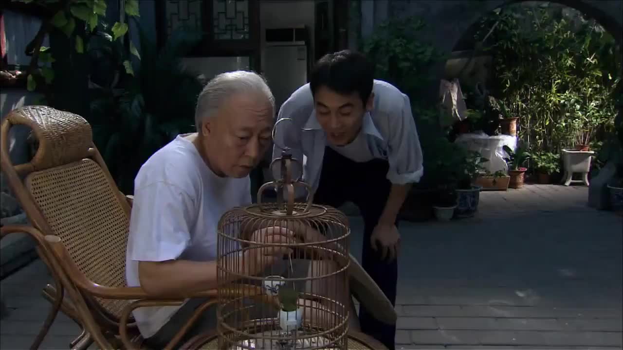 正阳门下关大爷正遛鸟呢春明突然出现邀请大爷去茶楼喝茶