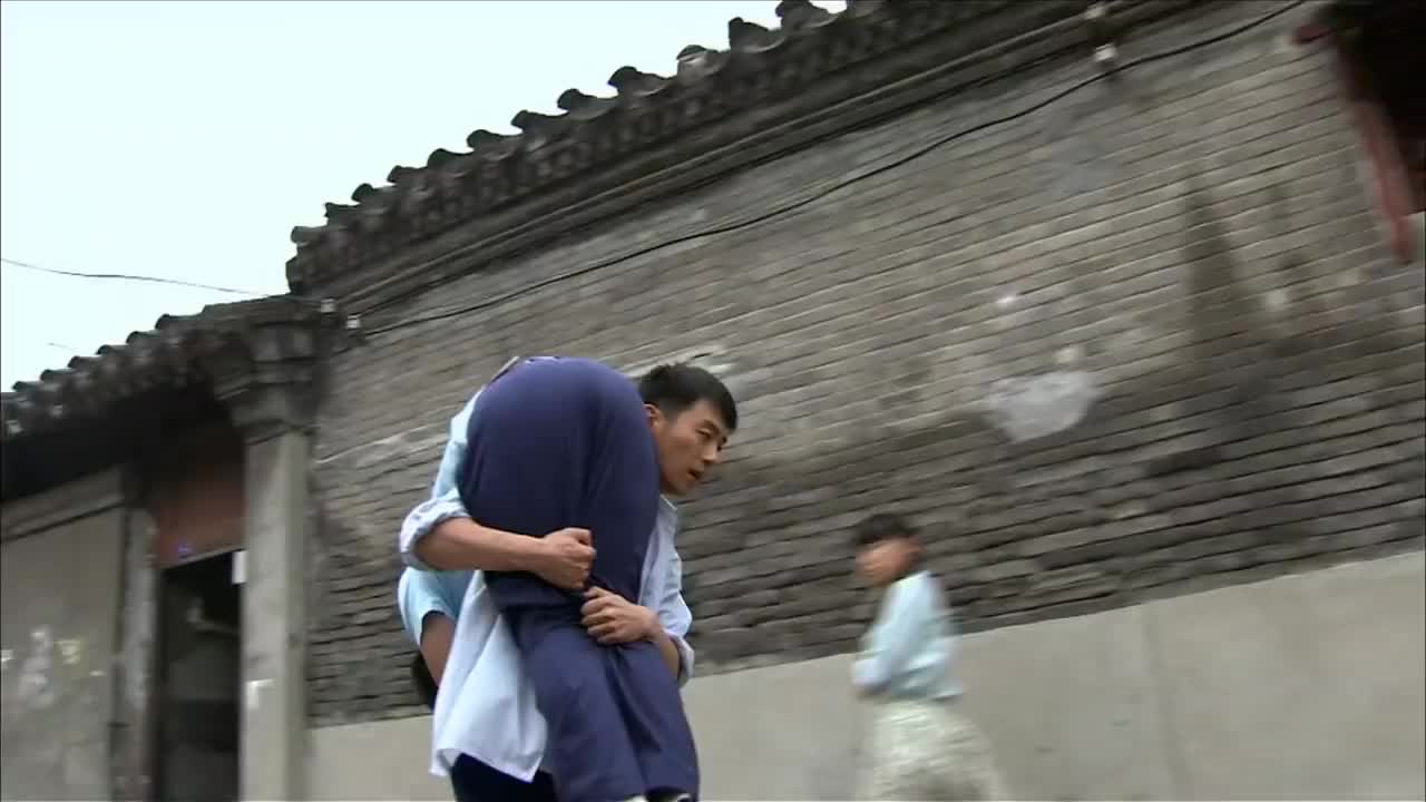 正阳门下:春明为防止涛子犯罪,将他被打晕扛走,捆绑在素娥家