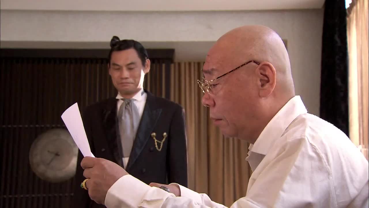 公主小妹小麦写借据给爷爷爷爷刚想要盖章小麦用手挡住了