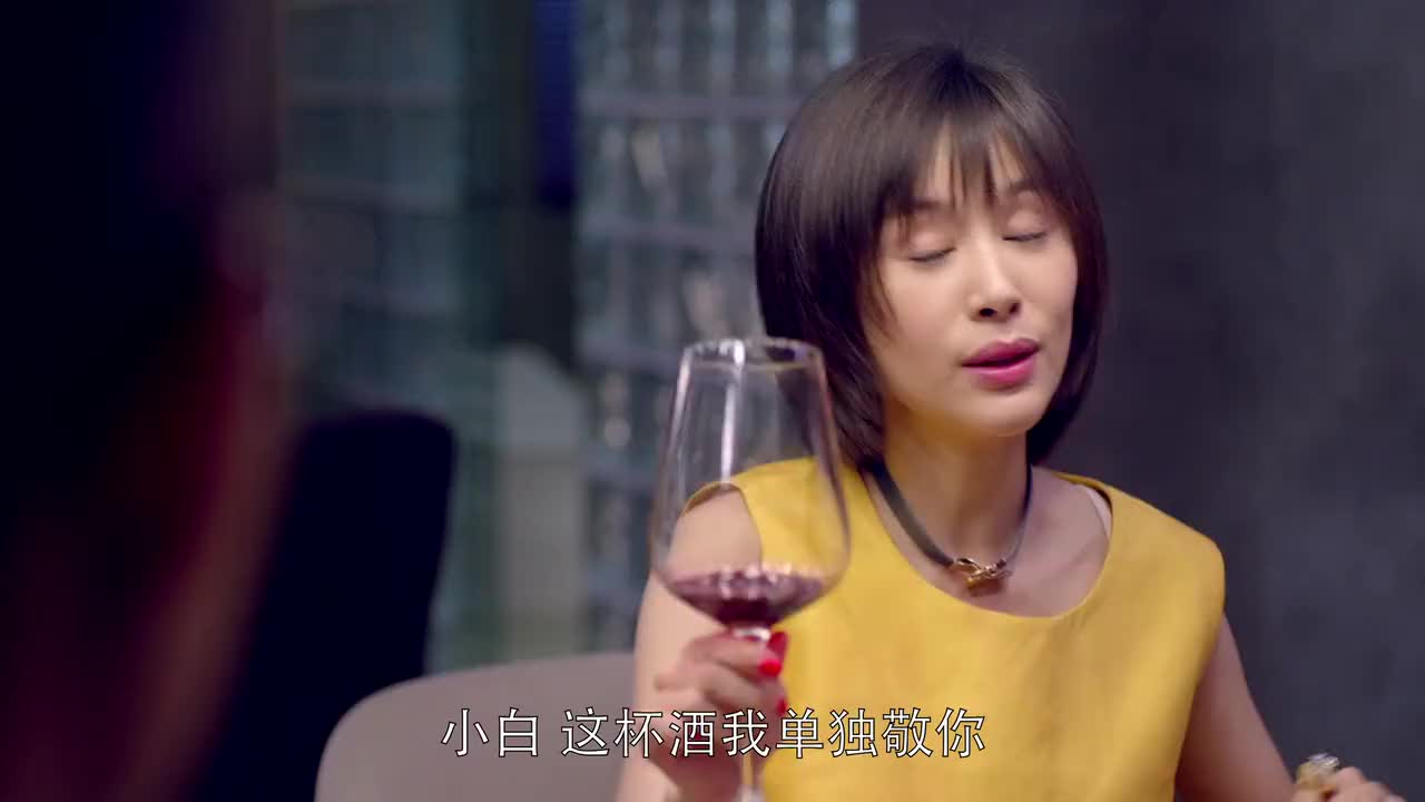 欢乐颂小曲故意考验白主管偷偷塞纸条给他邱莹莹还不知道