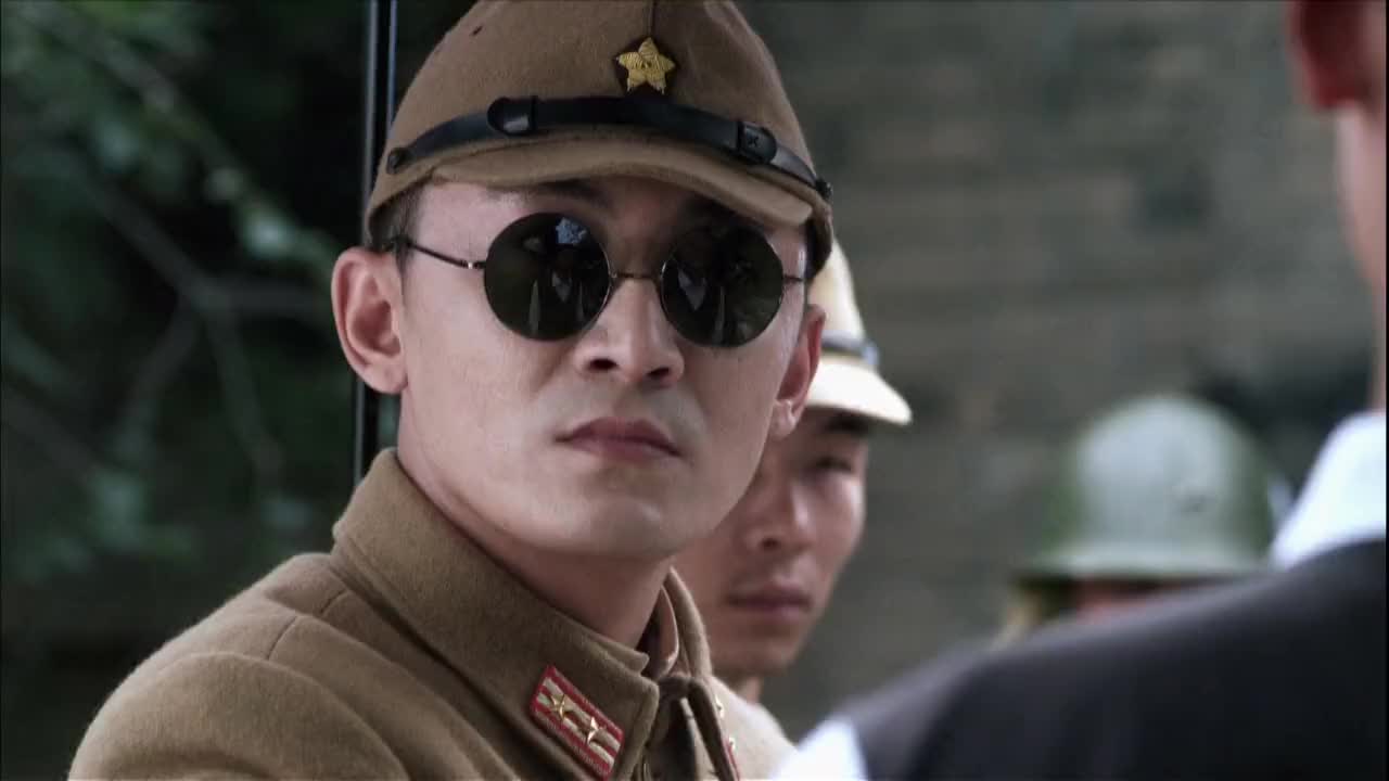 利箭行动李剑不小心在屋里谈秘事被女特工听到了