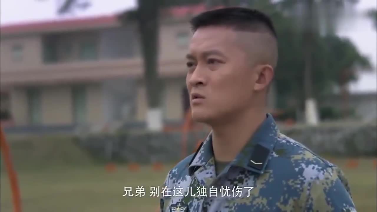 火蓝刀锋蒋小鱼真是欠揍老是提鲁炎的伤心事这下挨揍了