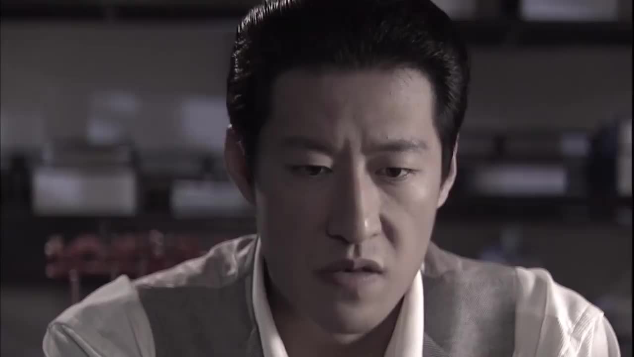 五号特工组马云飞站在雨里他在反思自己