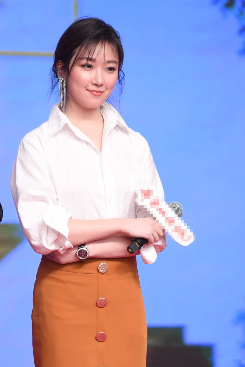 菅纫姿一身接地气的打扮,硬是凭着颜值和气质撑出高级感!