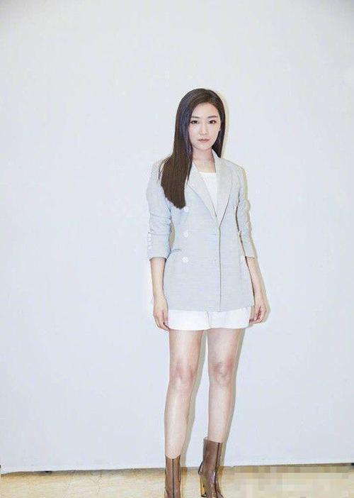 精致的女孩著称的菅纫姿,不论在何时,打扮都能够一