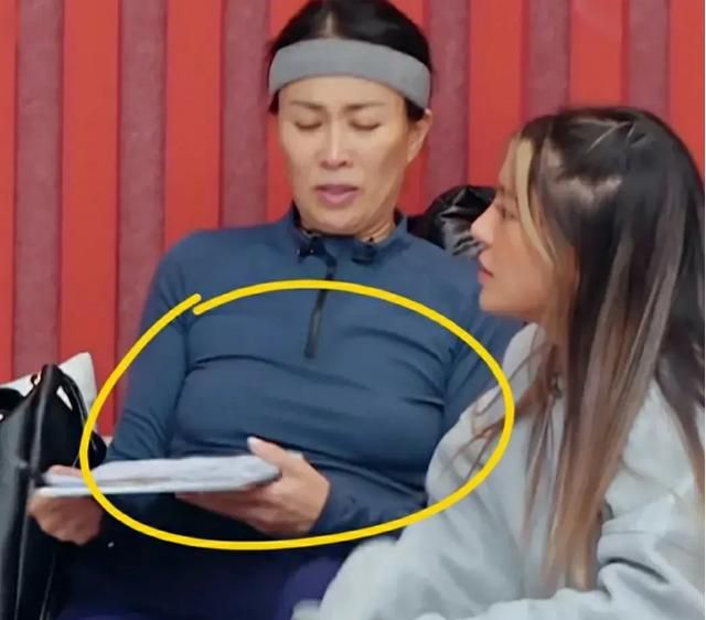 那英53岁状态太真实了身材下垂严重这肚子肉肉堆起好几层