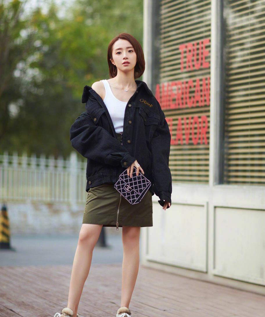 胡冰卿气场见长,穿深灰色西装配6厘米细高跟鞋,干练又帅气