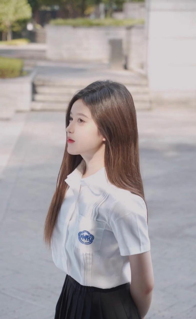 邓歆玥的妆容太成熟了,看不出她还是未成年,挺高级的_高清图集_新浪网