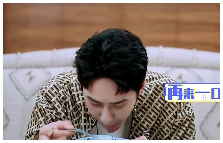 王一博中途缺席天天向上强忍胃疼直不起腰脸色苍白惹心疼