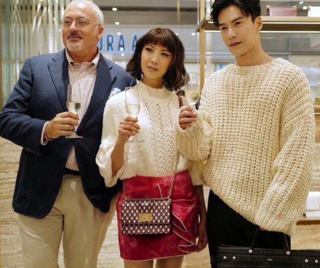 现在的欧萱还是在新加坡的娱乐圈比较活跃,最近的照片里面已经完全看