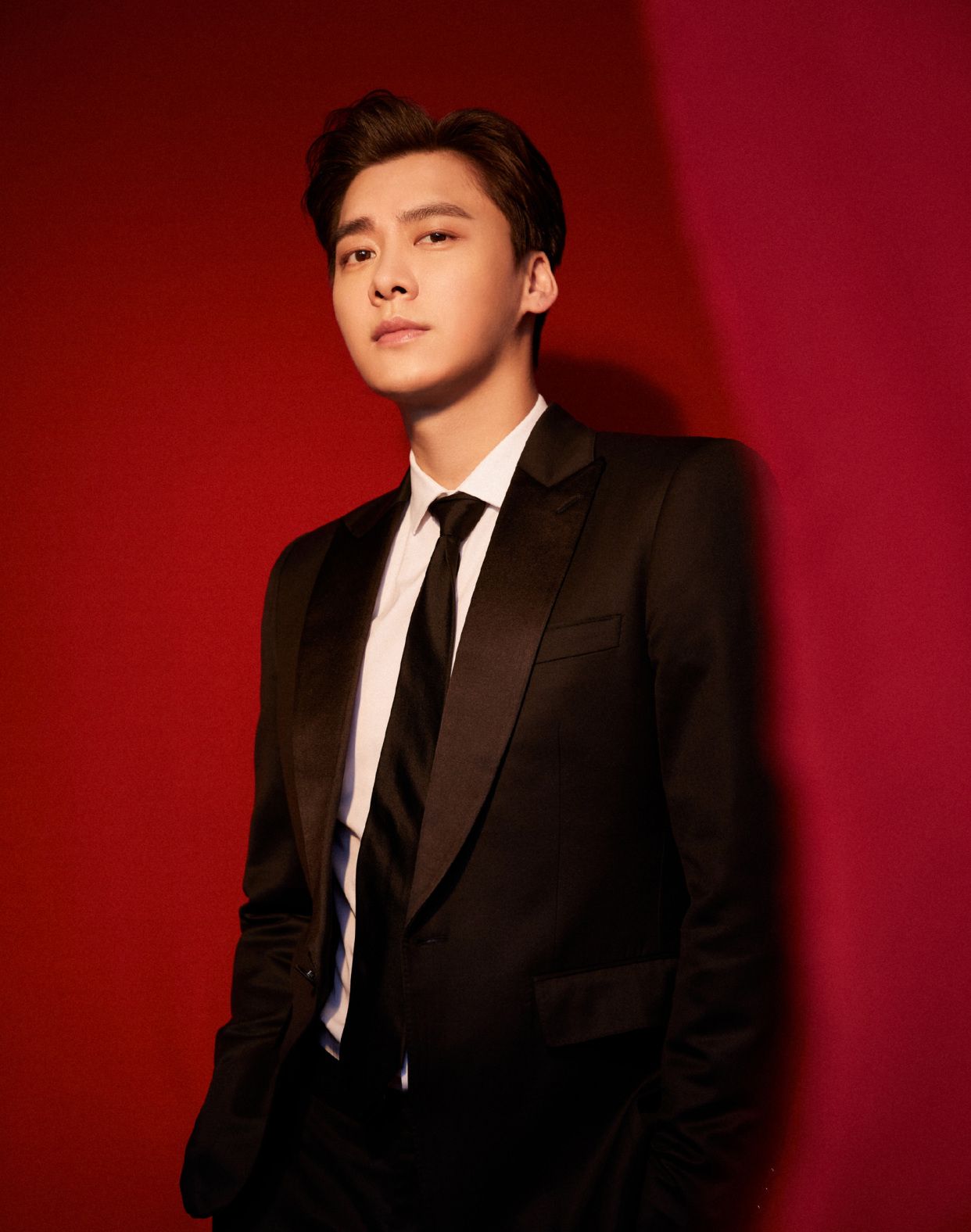 李易峰获得年度口碑价值艺人!身着经典西装的峰峰帅气满分!