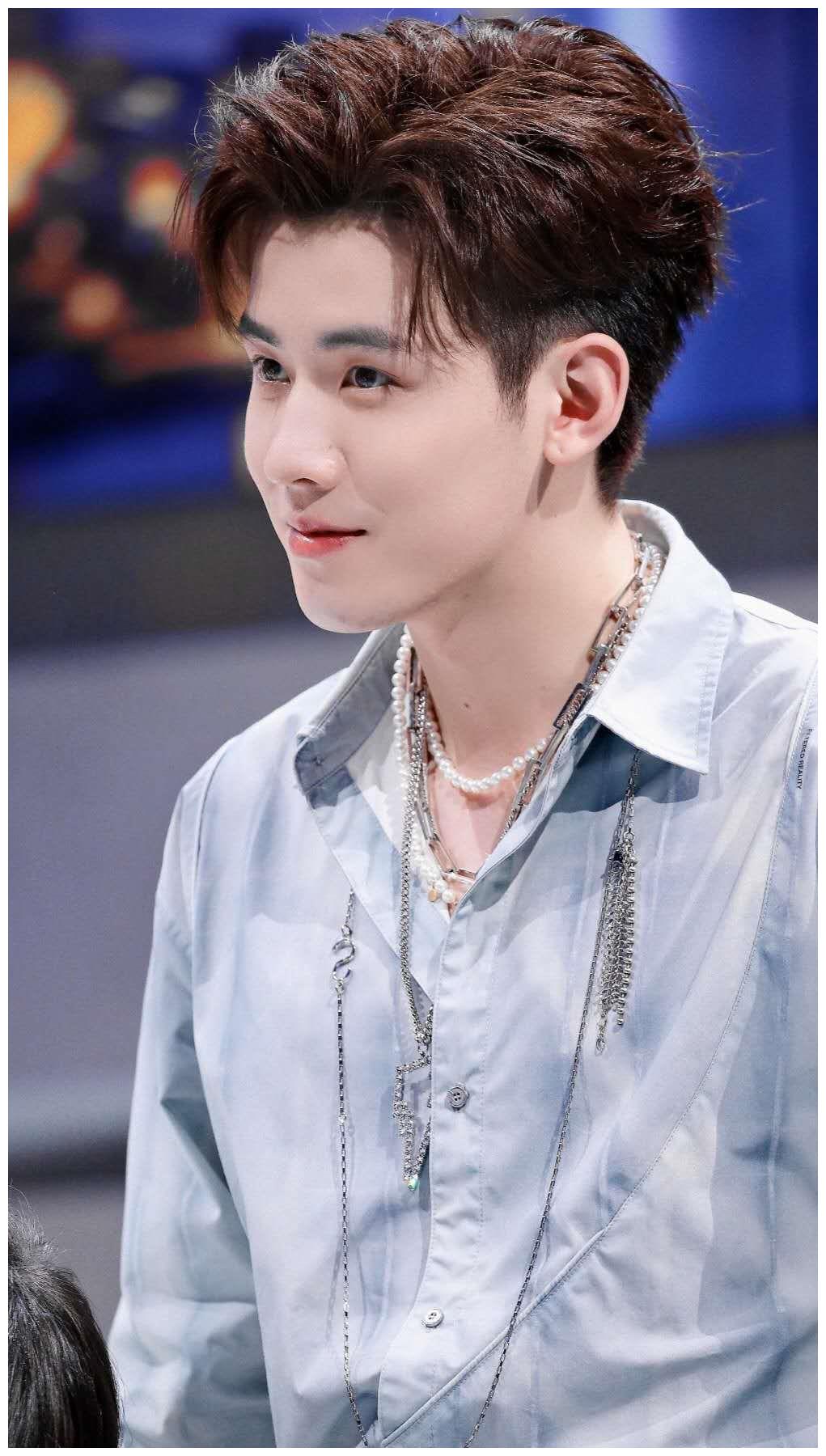 r1se任豪:曾因"用脸杀人"登上热搜,如今变身篮球校草|超新星|任豪