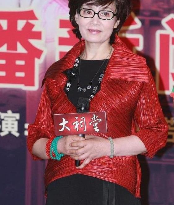 65岁潘虹近照曝光,荧光色针织衫配米色大衣,造型简约具现代感