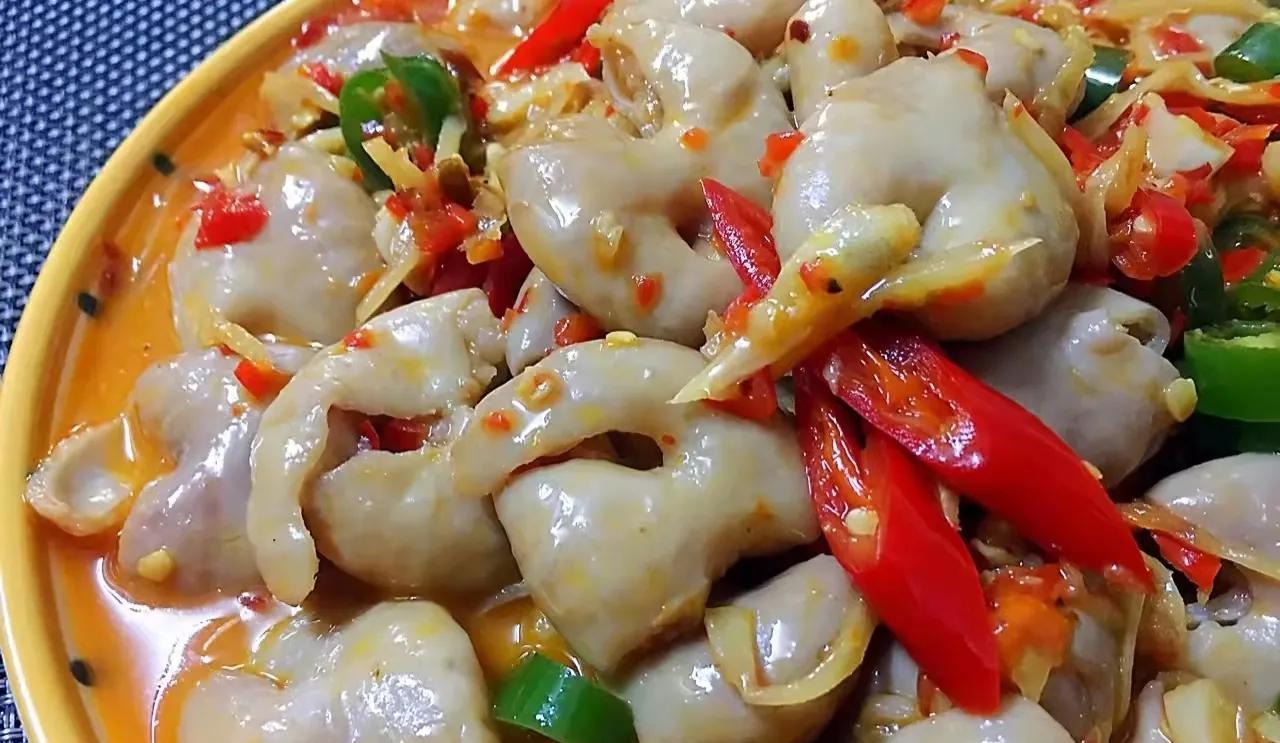 酸辣肥肠这样做,家人们夸得赞不绝口～太爽滑了__财经头条